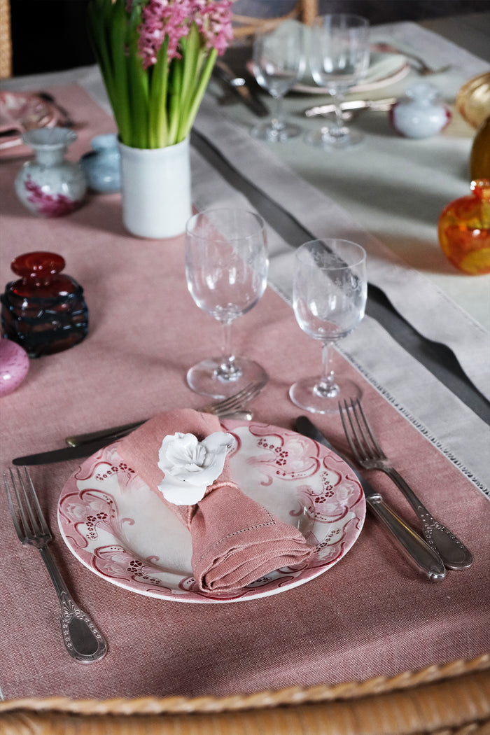 red linen table runner