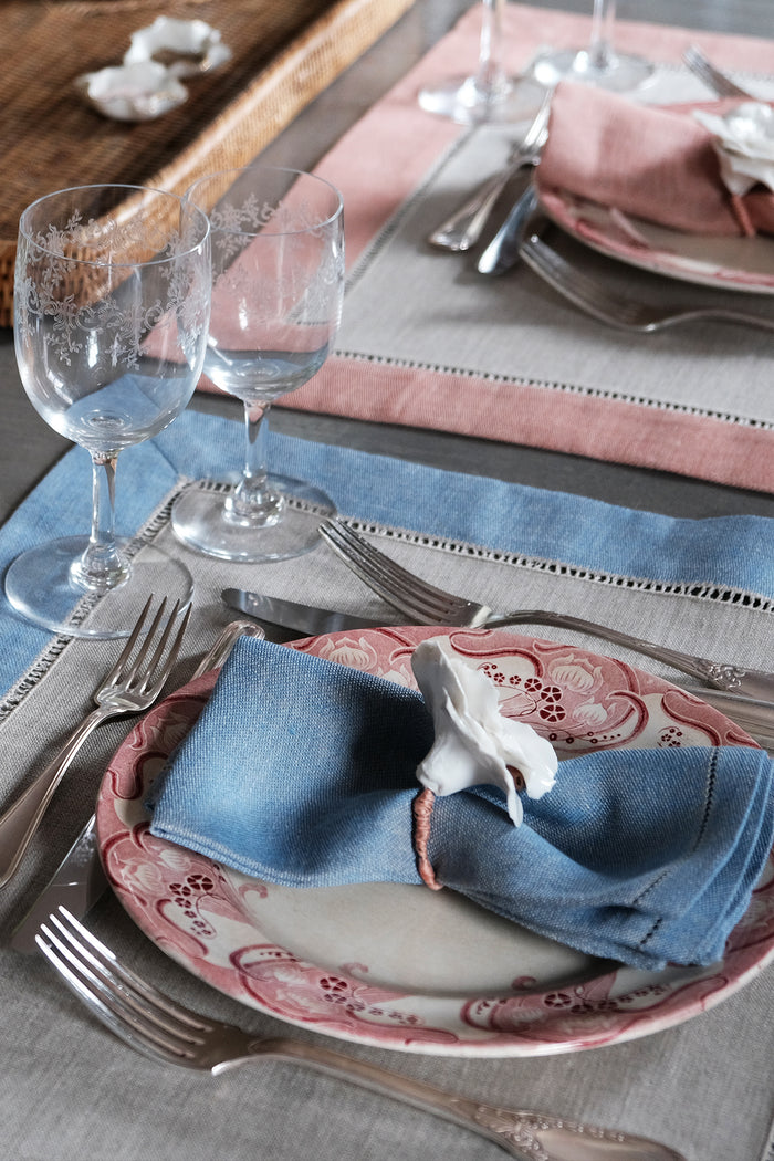 blue linen placemats and napkins