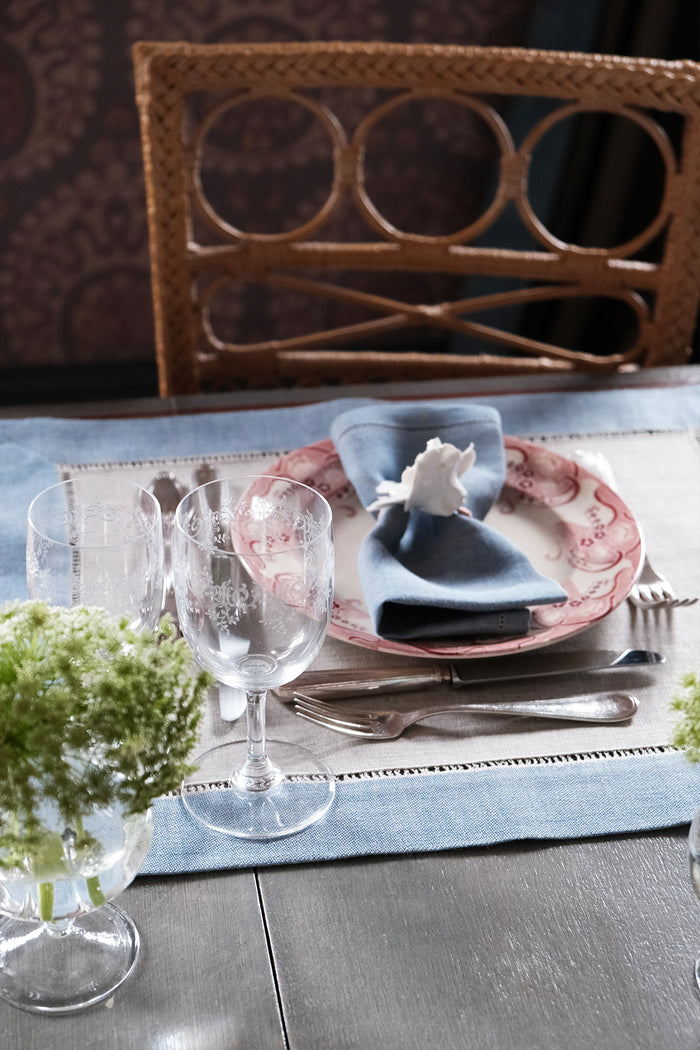 blue linen placemats and napkins