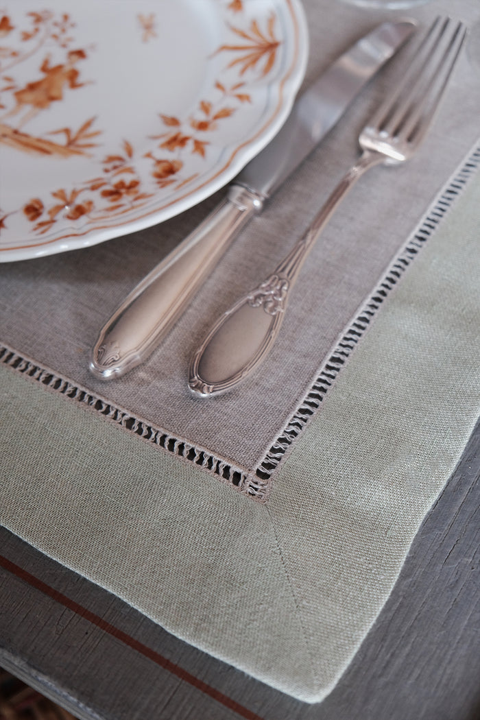 green linen placemats and napkins