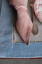 blue linen placemats and napkins