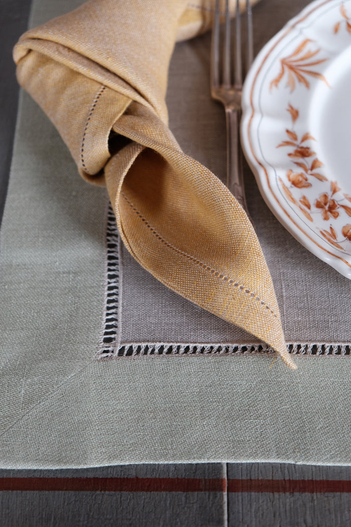 green linen placemats and napkins
