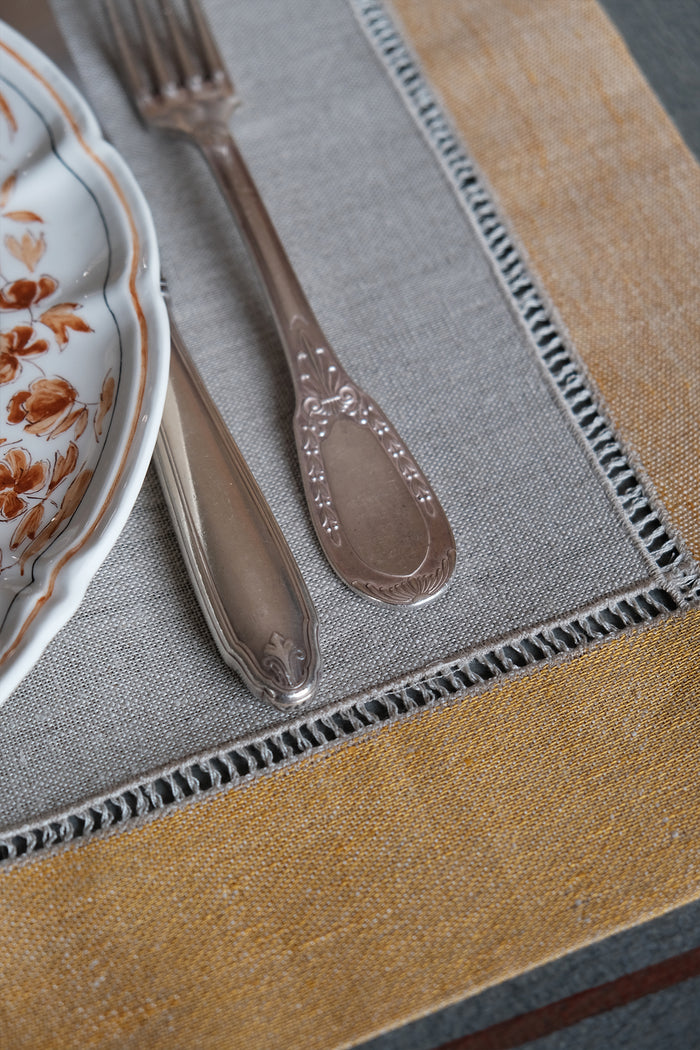 yellow linen placemats and napkins