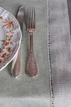 green linen table runner