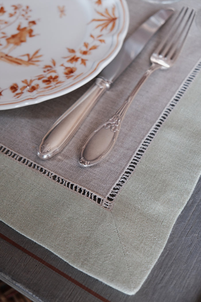 green linen placemats and napkins 